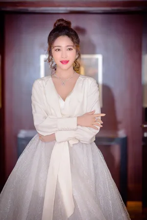 甘婷婷上海电影节长裙亮眼甜美可人_4