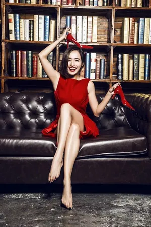 王智烈焰红唇女王范性感写真图片_5