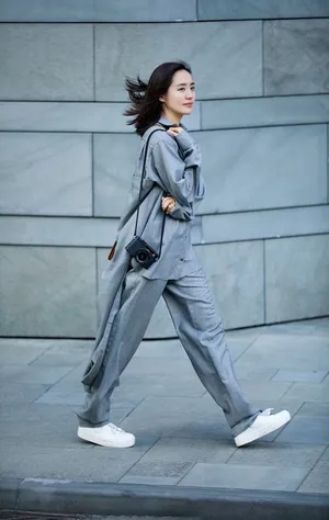 气质女星王智休闲风时尚街拍图片