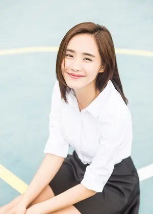王智校园清爽短裙迷人写真_5