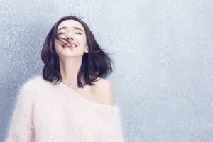 王智宽松毛衣深色牛仔写真妩媚动人