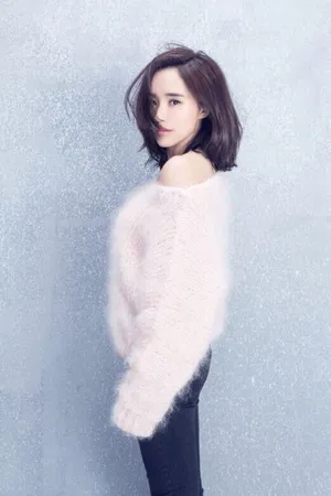 王智宽松毛衣深色牛仔写真妩媚动人_2