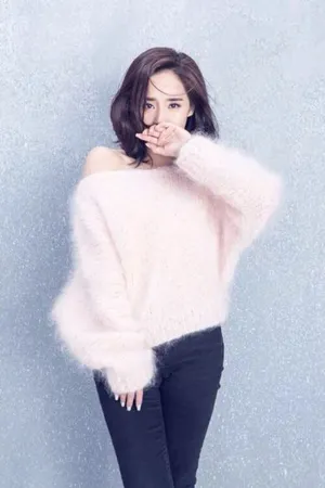 王智宽松毛衣深色牛仔写真妩媚动人_3