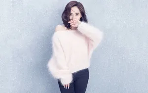 王智宽松毛衣深色牛仔写真妩媚动人_5