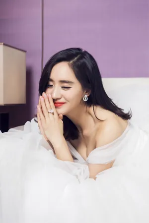 王智白色西式婚纱写真身材曼妙气质迷人