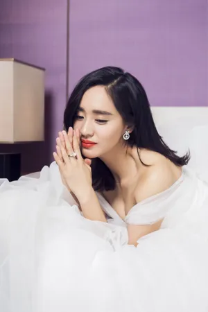 王智白色西式婚纱写真身材曼妙气质迷人