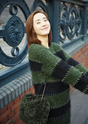 王智甜美笑容街拍写真图片