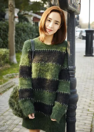 王智甜美笑容街拍写真图片_1