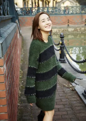 王智甜美笑容街拍写真图片_4