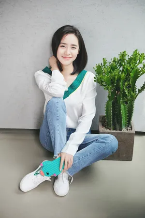王智长袖牛仔裤初秋休闲写真笑容甜美