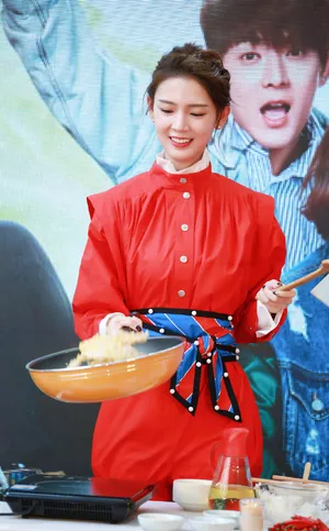 陈瑶性感红衣唯美写真图片_2