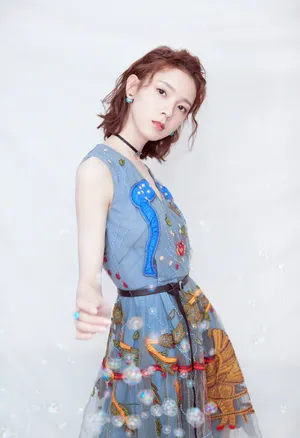 陈瑶刺绣连衣裙性感光影写真图片_2