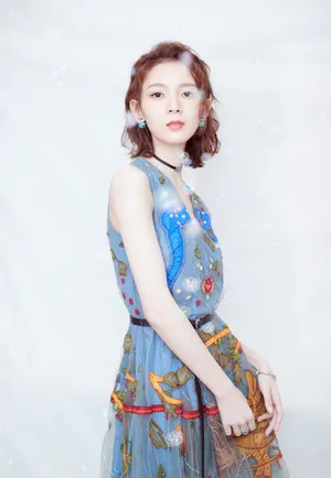 陈瑶刺绣连衣裙性感光影写真图片_3