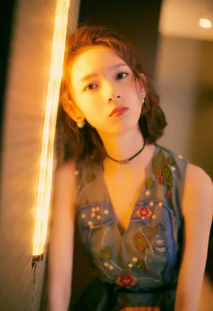 陈瑶刺绣连衣裙性感光影写真图片_5