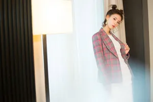 陈瑶西装长裙酒店性感可爱写真图片_2