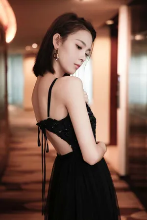 陈瑶性感露背吊带蕾丝裙高清图片_2