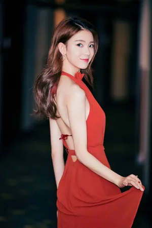 陈瑶露背红裙美艳活动写真图片