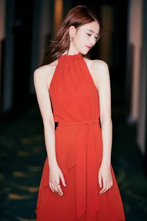 陈瑶露背红裙美艳活动写真图片