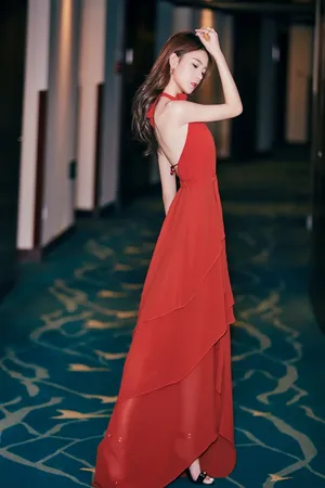 陈瑶露背红裙美艳活动写真图片_2