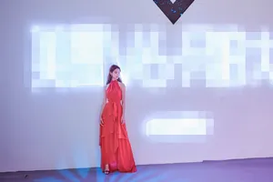 陈瑶露背红裙美艳活动写真图片_3