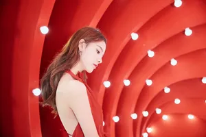 陈瑶露背红裙美艳活动写真图片_4