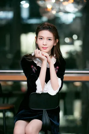 陈瑶丝绒长裙俏皮灵动写真图片