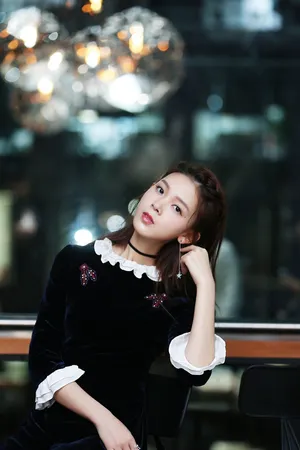 陈瑶丝绒长裙俏皮灵动写真图片_2