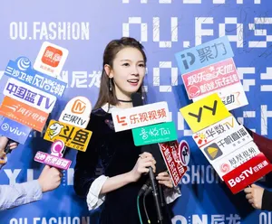 陈瑶黑色连衣裙活动现场性感写真图片_3