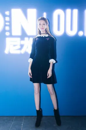 陈瑶黑色连衣裙活动现场性感写真图片_6