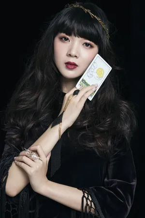 陈瑶黑暗系占卜师写真气质慑人_1