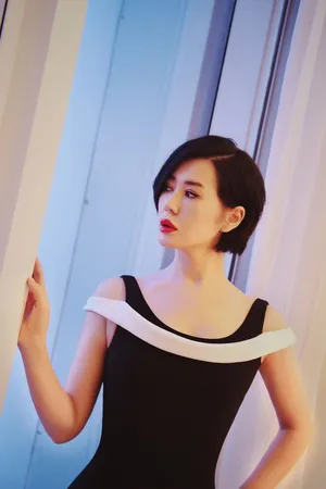 余男简约黑裙妩媚知性写真图片_5