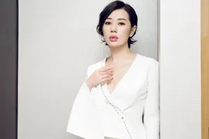 余男深V黑白装优雅妩媚写真图片