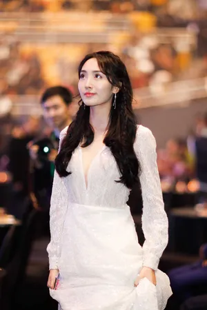 王紫璇“黑白天鹅”造型美艳写真图片_1