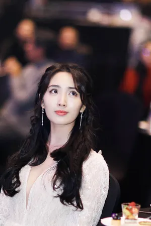 王紫璇“黑白天鹅”造型美艳写真图片