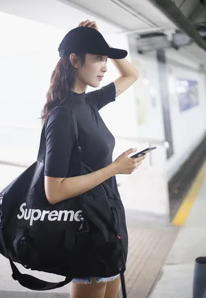 小神婆王紫璇黑T破洞超短裤机场写真_3
