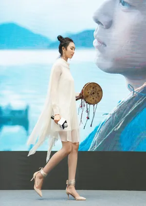 王紫璇白衣清纯迷人写真图片