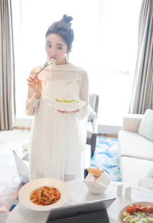 王紫璇白衣清纯迷人写真图片_1