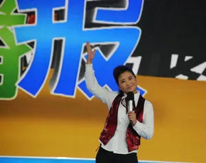 贾玲《酷口播报》新闻女主播花絮图片_4