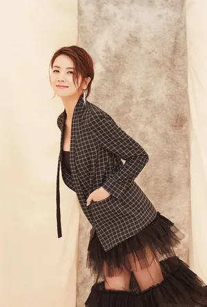 曹曦文格子西装个性写真图片_2