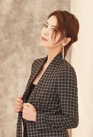 曹曦文格子西装个性写真图片_4