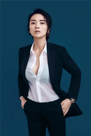 曹曦文短发优雅干练西服套装写真图片_3