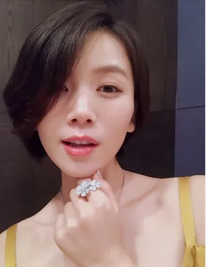 曹曦文小露香肩唯美图片_1