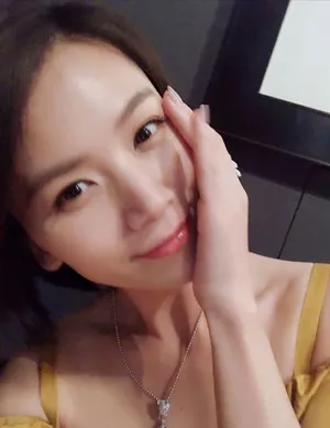 曹曦文小露香肩唯美图片