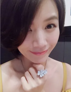 曹曦文小露香肩唯美图片_2
