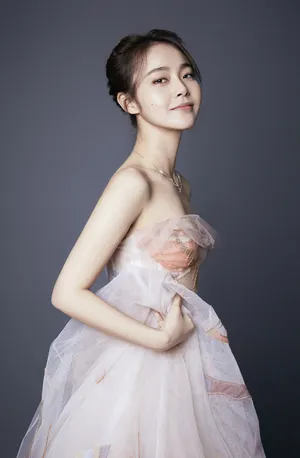 张佳宁唯美优雅生日写真图片