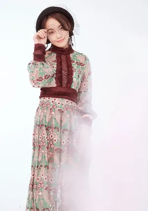 张佳宁复古风清新养眼写真图片_1