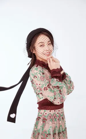 张佳宁复古风清新养眼写真图片_5