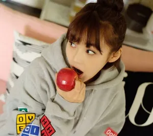 张佳宁假日与水果相配之美图_3
