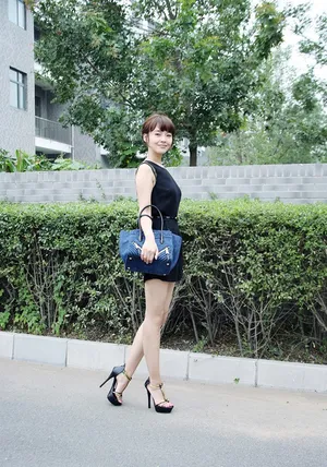 张佳宁夏日气质美腿图片