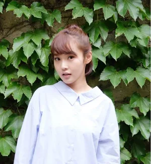 张佳宁初夏衬衫绿意盎然写真图片_1